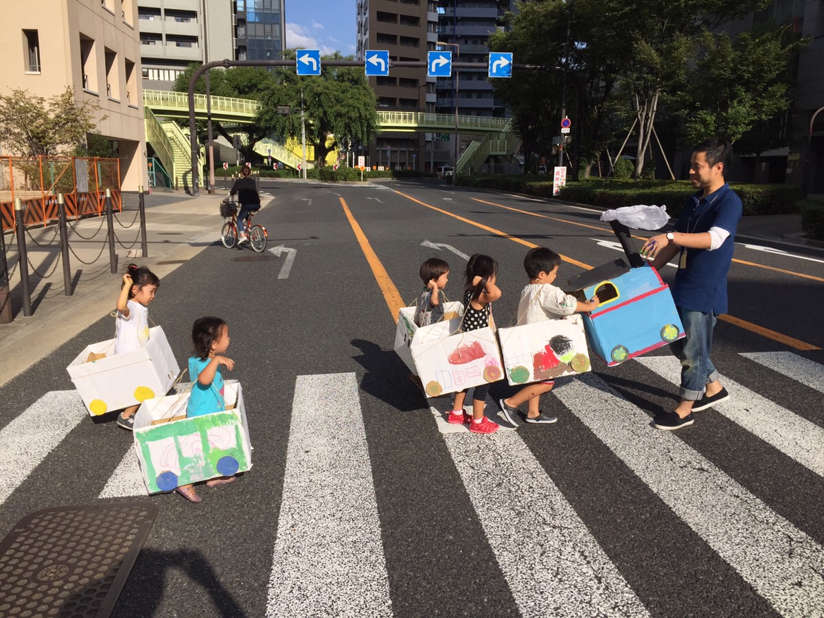 モネットスクール幼児絵画教室ではダンボールの電車を制作しました！