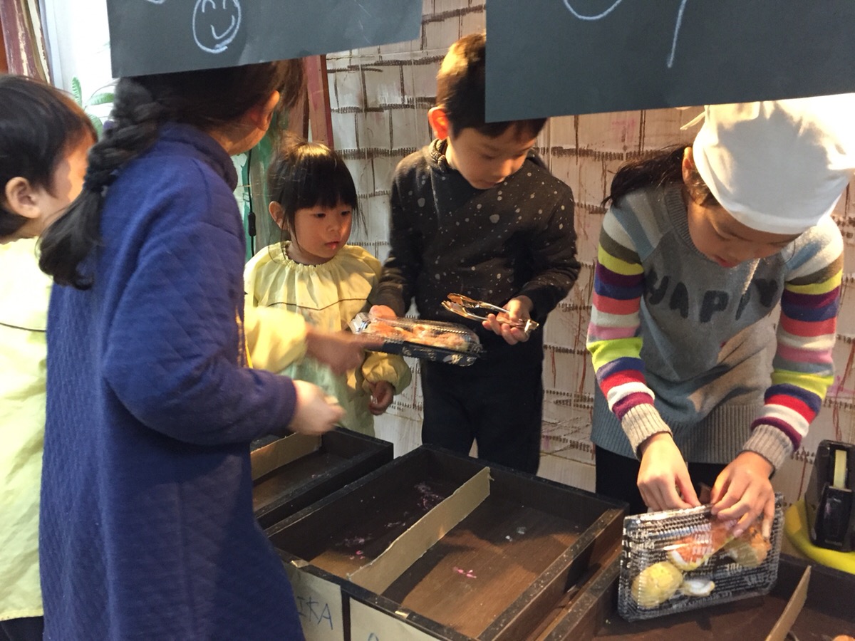 「パン屋さんになる！」紙粘土でパンを作ってお店屋さんごっこ