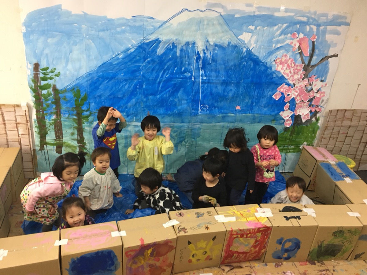 子供たちが「銭湯の富士山」を壁いっぱいに描きました！