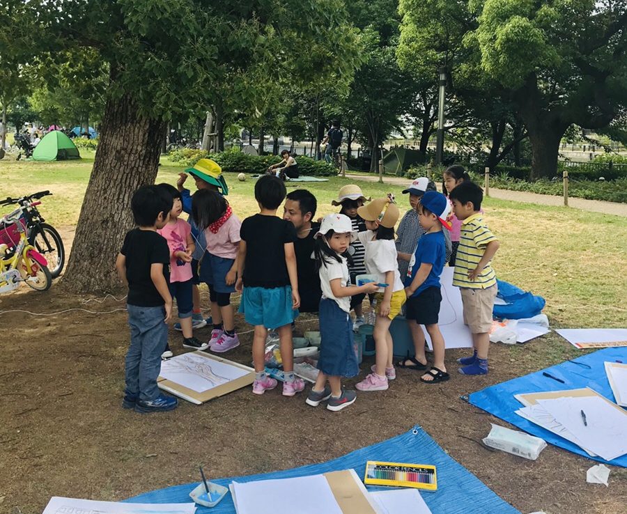 中之島公園でみんなでお絵描き（屋外アートレッスン）