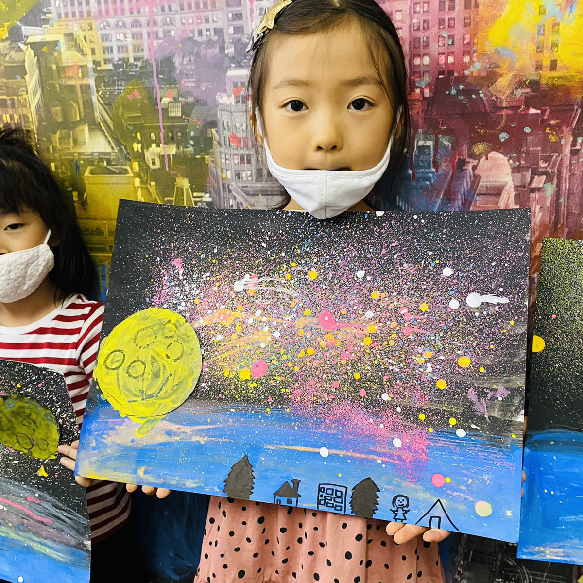 子供たちが歯ブラシで満天の星を描きました！「歯ブラシと絵の具を使ったアート」