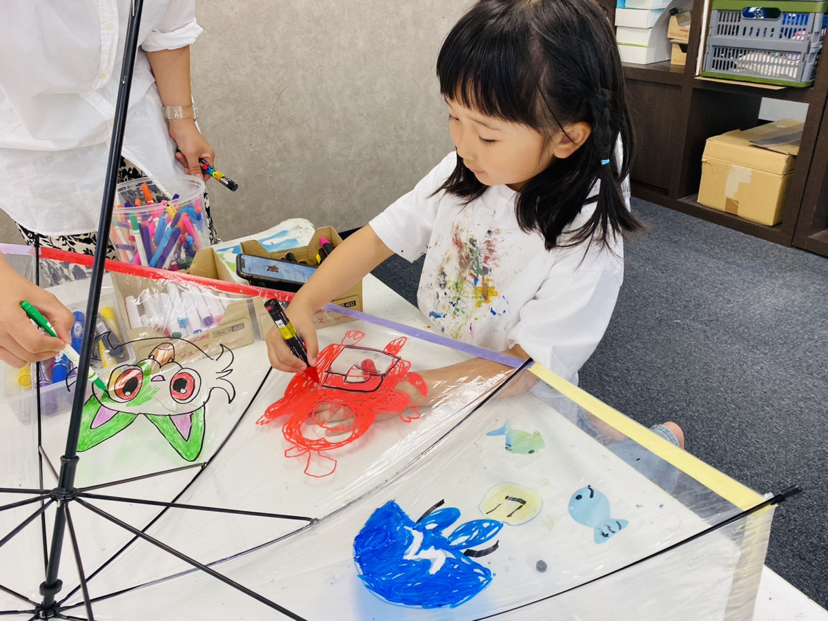 雨の日をもっと楽しく！オリジナルの傘をデコレーション！